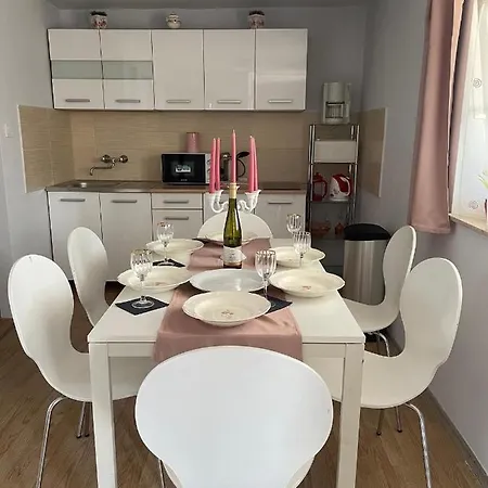 Erna Apartment *